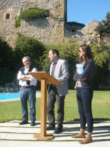 El director de Descobrir Catalunya, Joan Morales, entre l'autor dels reportatges dels camins de ronda i la regidora de Turisme, Pat Anton