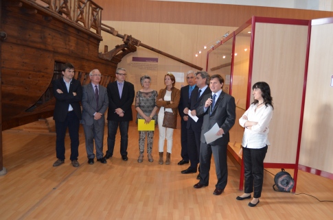 El president del Port s'adreça als assistents en l'acte d'inauguració del nou espai. Al centre, la vídua d'Ernest Vallhonrat (foto: Manel Caro, Port de Tarragona)