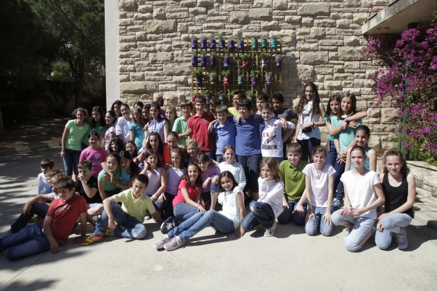 Els alumnes de sisè de Primària del col·legi Sagrat Cor, davant d'un dels jardins verticals que han elaborat amb material reciclat (foto: Mª José Sánchez)