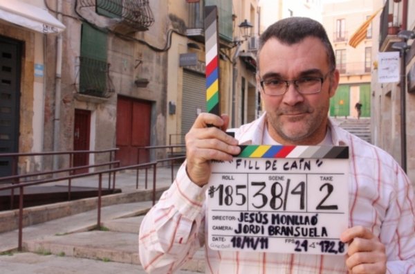 El cineasta tarragoní Jesús Monllaó a la plaça dels Sedassos, quan rodava "Fill de Caín" (foto: lavanguardia.com)