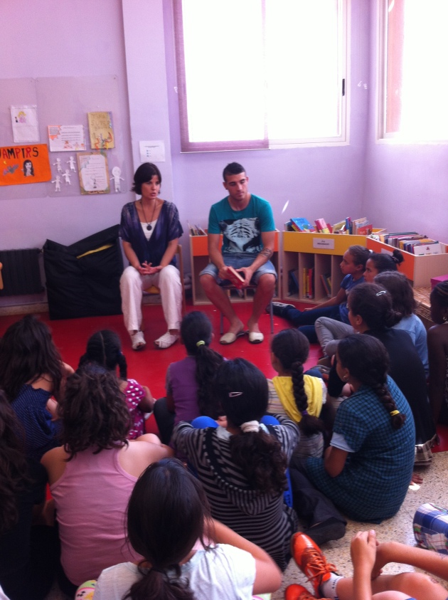 El jugador del Nàstic i exalumne del col·legi de Sant Salvador, Fran Vélez, fa una xerrada de llibres als estudiants (foto: Maria Antònia Cassadó)